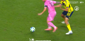 Rywal PRZYTRZYMUJE Messiego za koszulkę, a ten... xD [VIDEO]